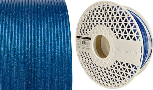 Bobina de filamento Protopasta junto a peças impressas em 3D de várias cores e texturas.