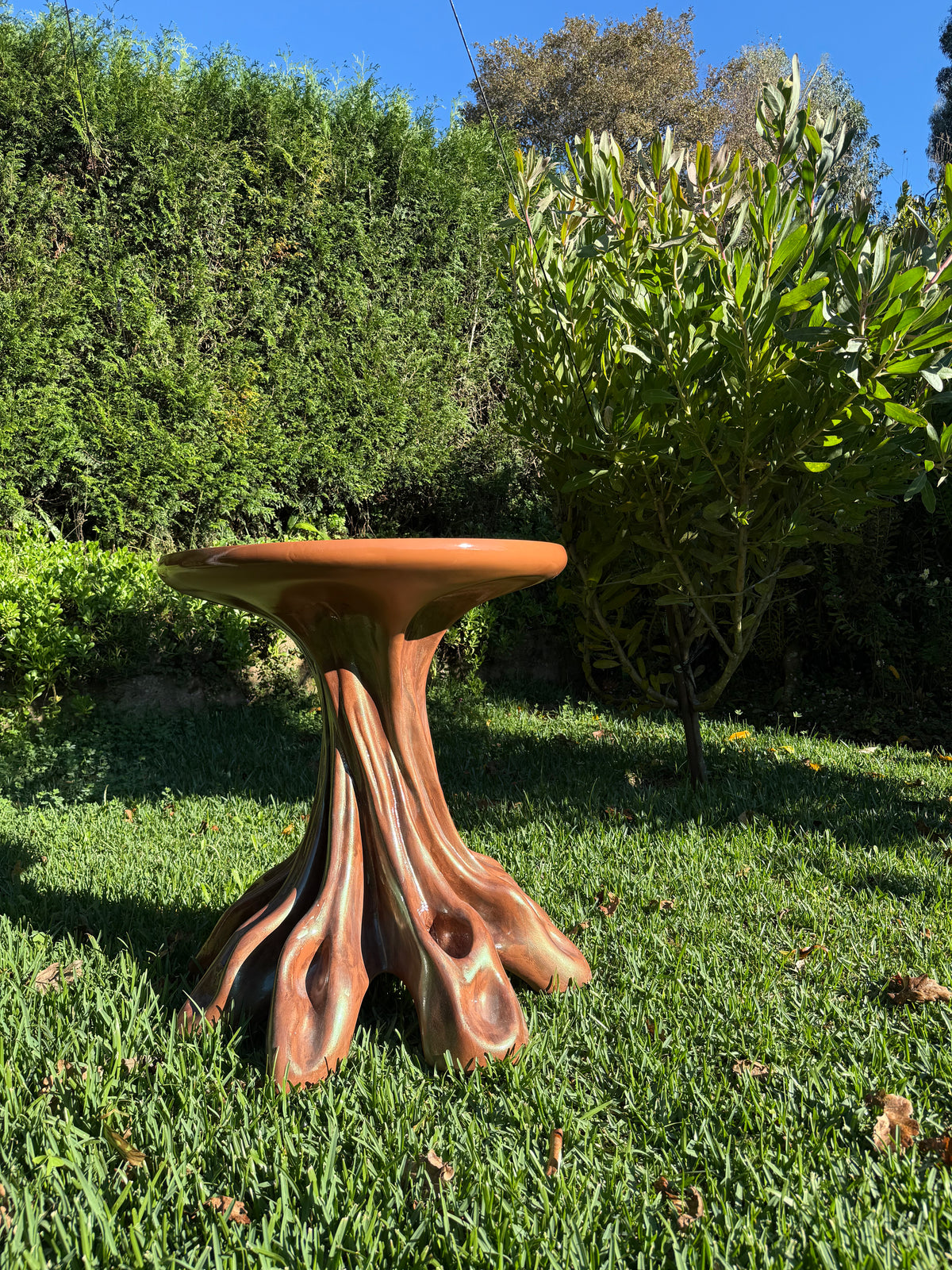Mesa Raiz Sobreiro da Gentle Apex, com base inspirada nas raízes de uma árvore.